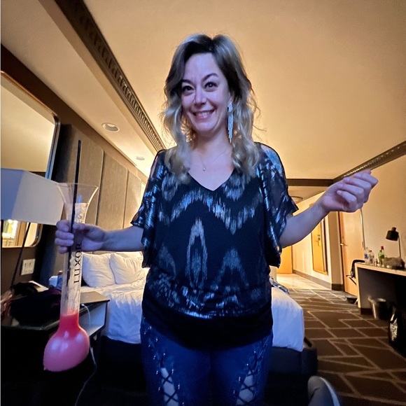 Meet your Posher, UniBeth - Picture 2 of 3